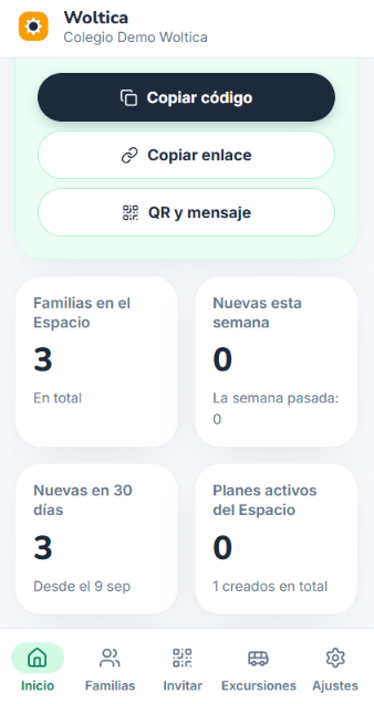 Panel de un colegio en Woltica, con el código para invitar a las familias y las cifras de su Espacio